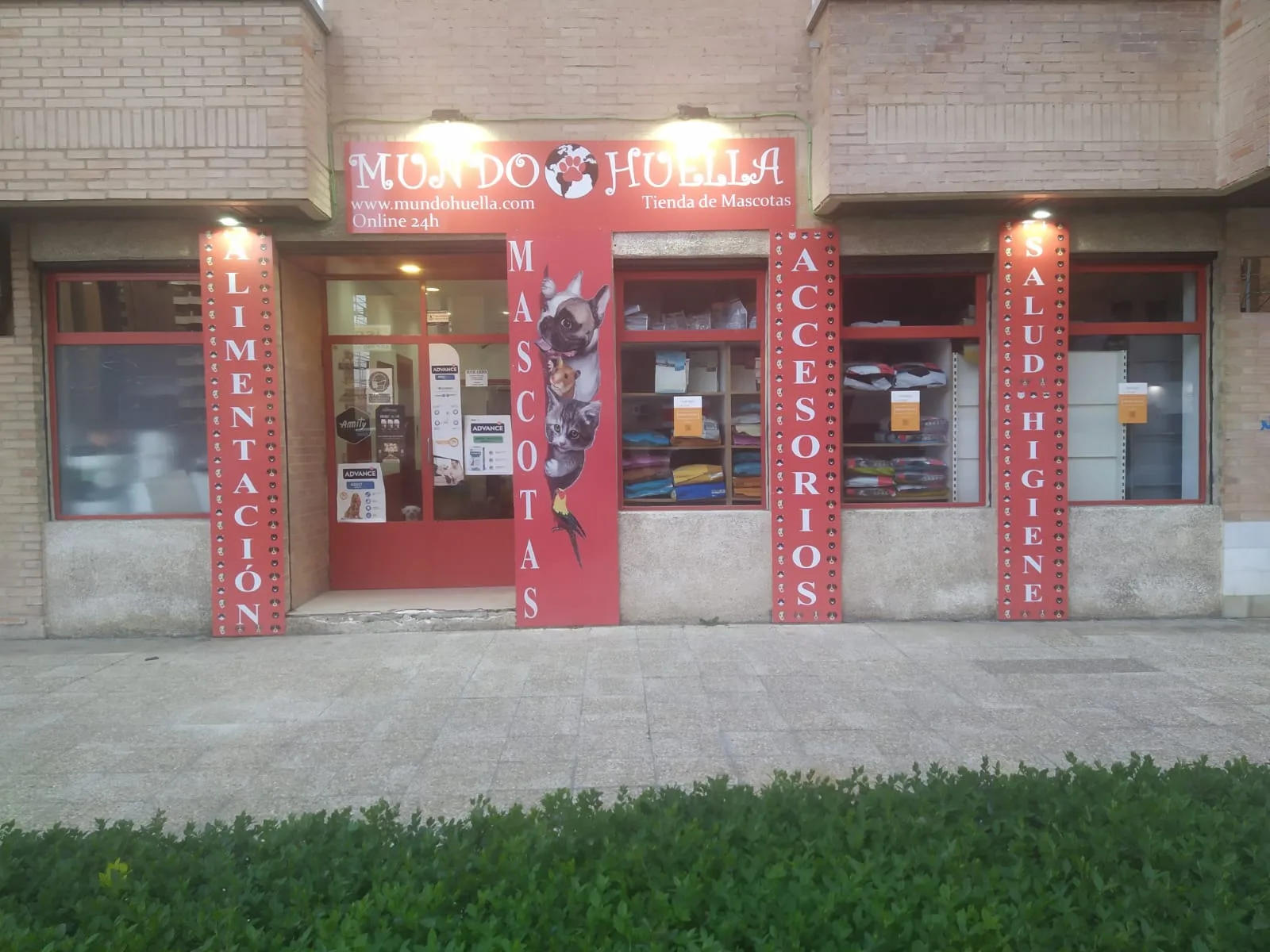 Fachada de la tienda Mundo Huella en Valladolid